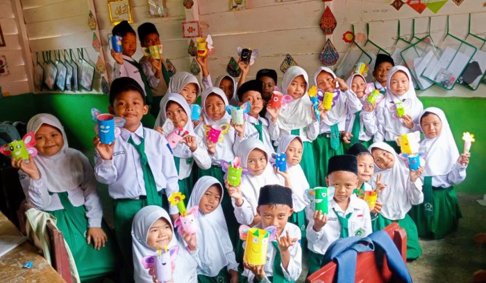 Kreativitas Siswa MIN 4 Tebo Membuat Butterfly Pencil Holder Dari Limbah Botol Plastik Kreativitas Siswa MIN 4 Tebo Membuat Butterfly Pencil Holder Dari Limbah Botol Plastik