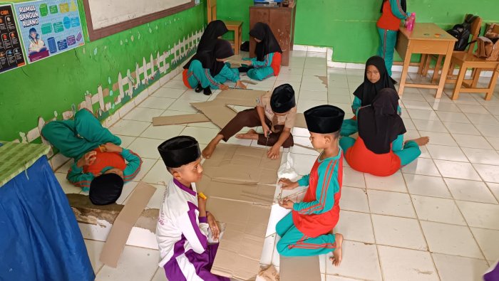 Kelas 5B MIN 4 Tebo Integrasikan Numerasi dalam Kegiatan Daur Ulang Kreatif Kelas 5B MIN 4 Tebo Integrasikan Numerasi dalam Kegiatan Daur Ulang Kreatif