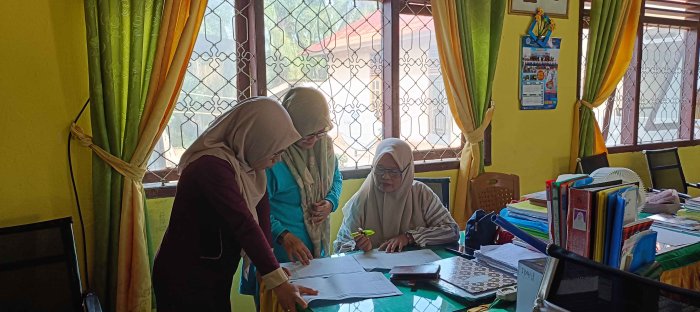 Guru MTsN 2 Bungo Cek Jadwal Pengawasan Ujian Guru MTsN 2 Bungo Cek Jadwal Pengawasan Ujian