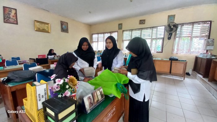 Kepala MAN 2 Bungo Berikan Penghargaan kepada Guru dan Staf Peserta Lomba HAB Kepala MAN 2 Bungo Berikan Penghargaan kepada Guru dan Staf Peserta Lomba HAB