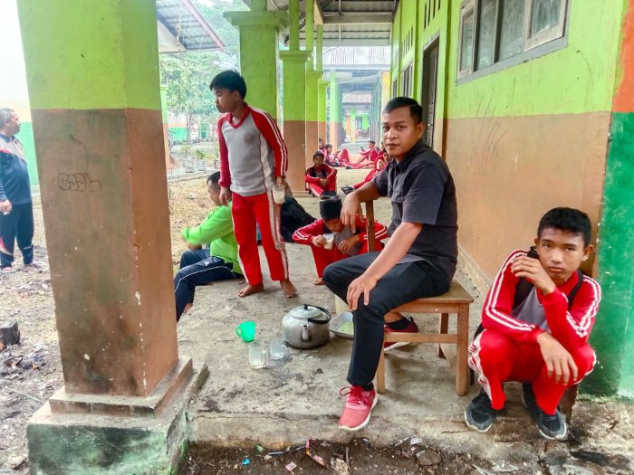 Semangat Gotong Royong di MTsN 1 Bungo, Minuman Dingin Jadi Pelepas Dahaga