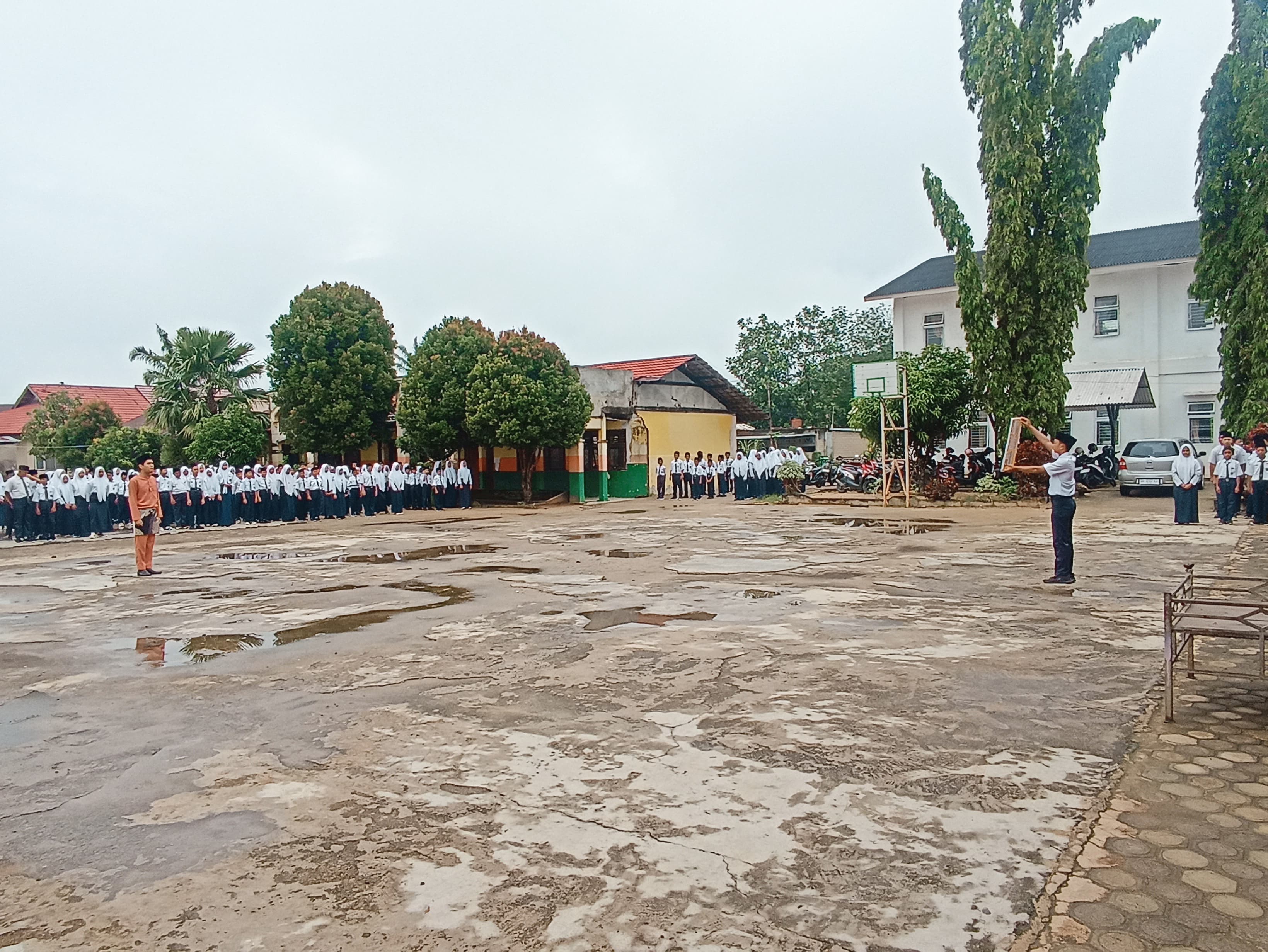 KEGIATAN KEMBALI NORMAL DI MTSN 2 BUNGO SISWA KEMBALI KE MADRASAH SETELAH LIBUR PANJANG KEGIATAN KEMBALI NORMAL DI MTSN 2 BUNGO SISWA KEMBALI KE MADRASAH SETELAH LIBUR PANJANG