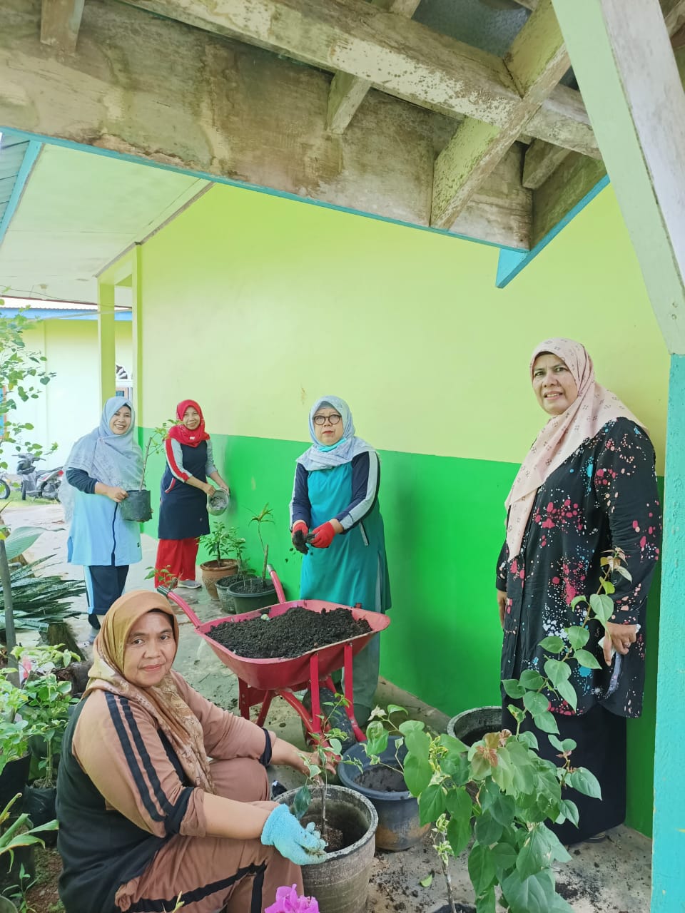 Kepala Madrasah Pimpin Kegiatan Gontong Royong di MAN 2 Bungo Kepala Madrasah Pimpin Kegiatan Gontong Royong di MAN 2 Bungo