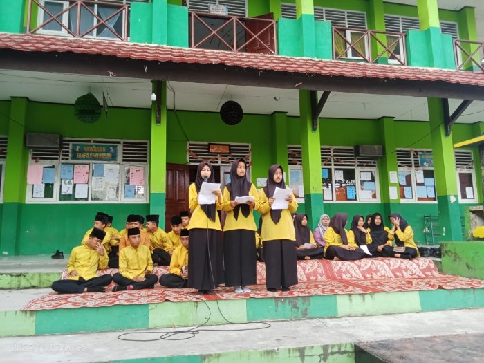 Kultum Jumat: Menghormati Kedua Orang Tua Kultum Jumat: Menghormati Kedua Orang Tua