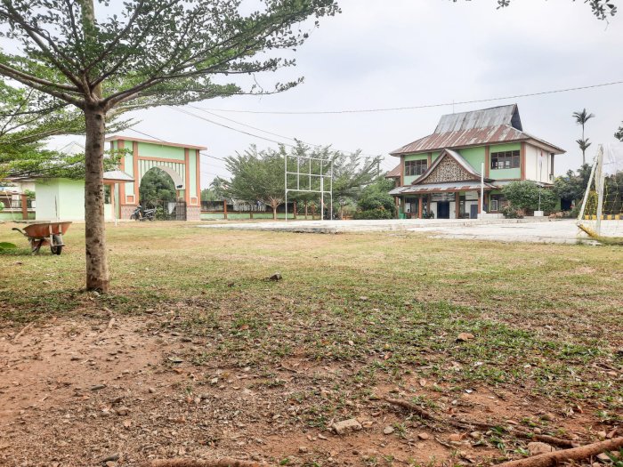 Manfaatkan Waktu Luang, GTK MTsN 1 Bungo Kompak Bersihkan Lingkungan Madrasah