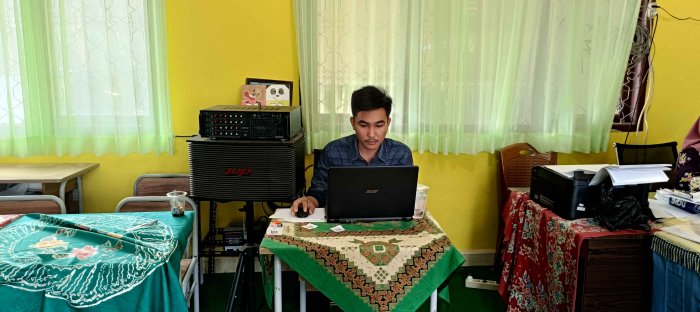 Sekretaris Ujian MTsN 2 Bungo Tunjukkan Semangat Tinggi Mengontrol Siswa Asesmen Melalui Akun Panitia