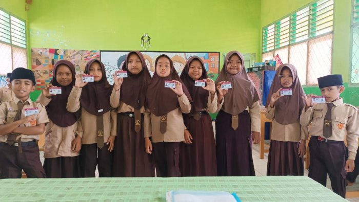Kebanggan Siswa MIN 4 Tebo Terima Kartu Tanda Anggota Pramuka