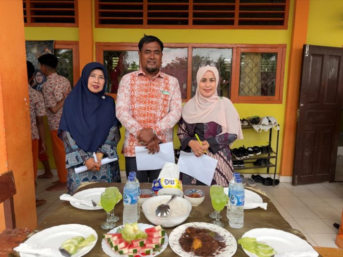 Siswa MTsN 1 Tebo Gelar Ujian Praktik Penyajian Makanan Siswa MTsN 1 Tebo Gelar Ujian Praktik Penyajian Makanan