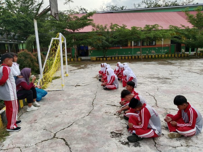 Fitra Hayati, S.Pd.,Gr Laksanakan Pembelajaran PJOK Melalui Arahan, Materi, dan Praktik Langsung Fitra Hayati, S.Pd.,Gr Laksanakan Pembelajaran PJOK Melalui Arahan, Materi, dan Praktik Langsung