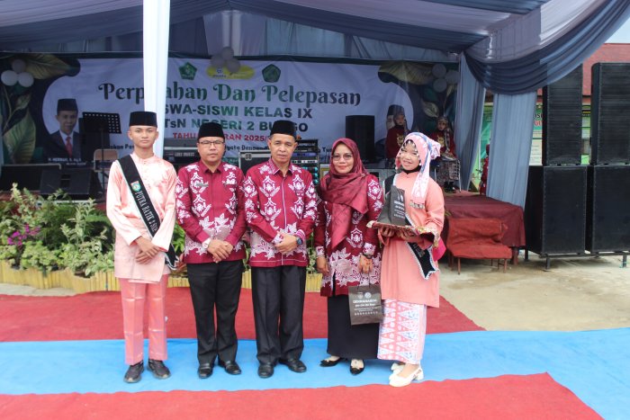 Penuh Haru, MTsN 2 Bungo Lepas Ibuk Deslinawati dan Ibuk Reni Efriani Menuju Tempat Tugas Baru Penuh Haru, MTsN 2 Bungo Lepas Ibuk Deslinawati dan Ibuk Reni Efriani Menuju Tempat Tugas Baru