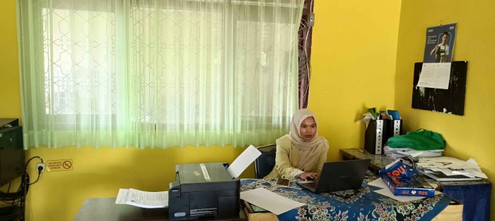 Wali Kelas MTsN 2 Bungo Sibuk Cetak Rapor, Proses Pembagian Dilaksanakan di Ruang Multimedia Wali Kelas MTsN 2 Bungo Sibuk Cetak Rapor, Proses Pembagian Dilaksanakan di Ruang Multimedia