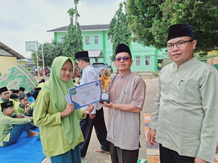 Siswa MTsN 2 Bungo Raih Penghargaan The Best Tahfidz pada Anniversary Milan Management ke-6