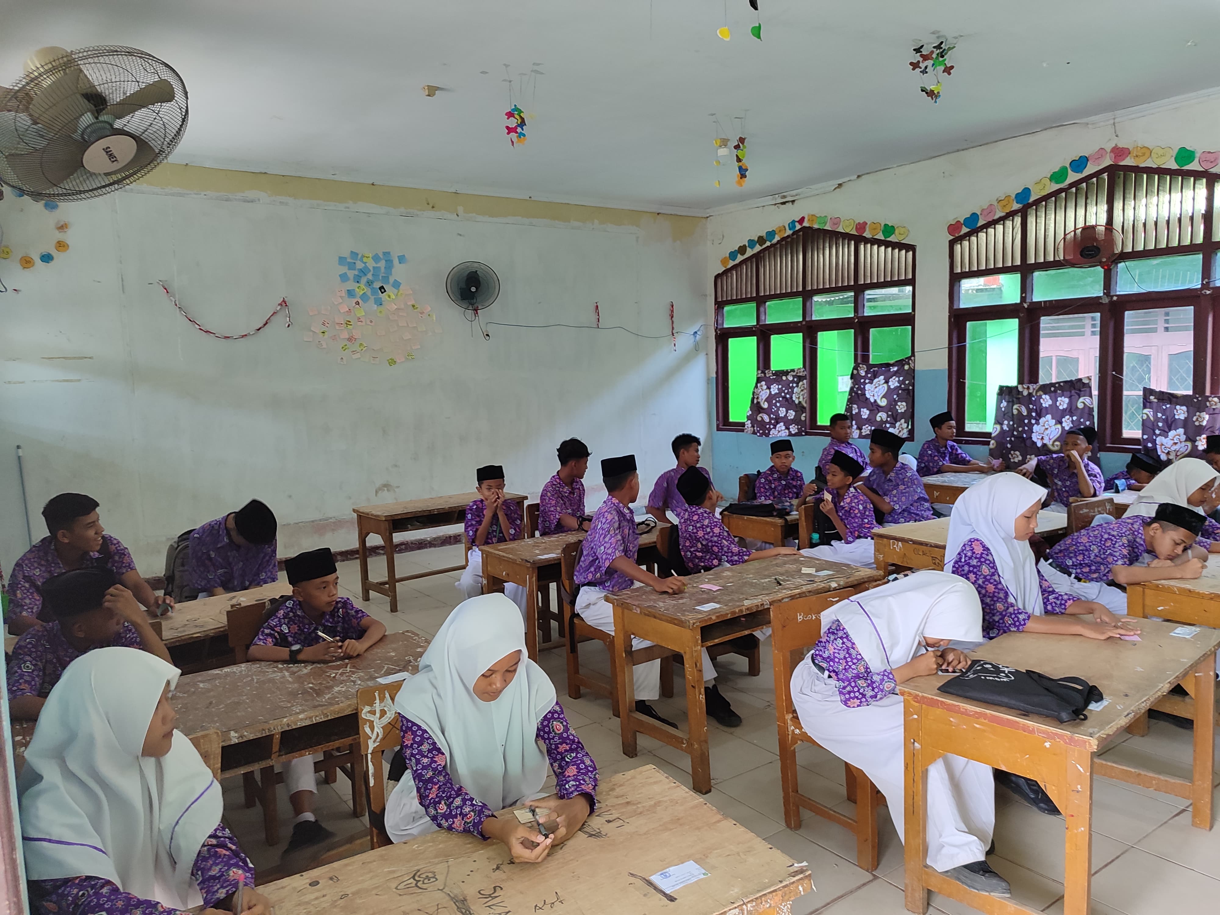 Siswa MTs Negeri 1 Kota Jambi Jalani Ujian Semester Ganjil dengan Tertib