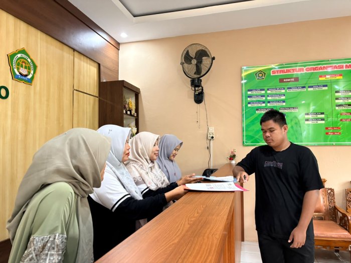 Abi Hambali, Siswa MAN 2 Bungo yang Baru Lulus, Ambil SKL untuk Persyaratan Kuliah di PTSP Abi Hambali, Siswa MAN 2 Bungo yang Baru Lulus, Ambil SKL untuk Persyaratan Kuliah di PTSP
