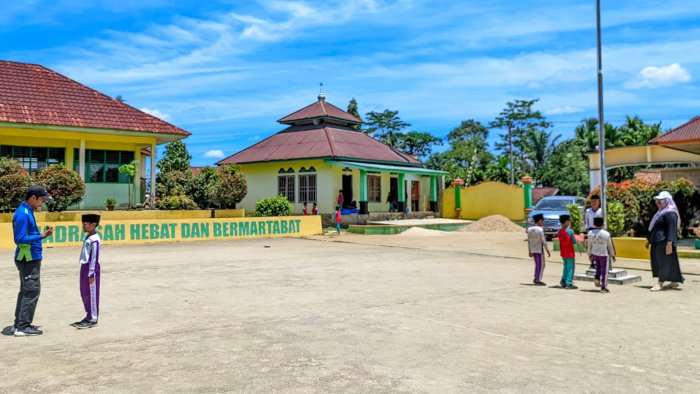 Latihan Serius Siswa 5B MIN 4 Tebo Menyongsong Tugas Upacara Latihan Serius Siswa 5B MIN 4 Tebo Menyongsong Tugas Upacara