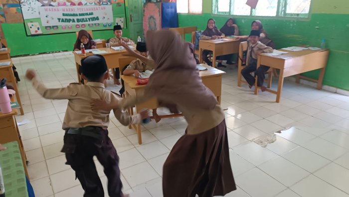Siswa Kelas 5B MIN 4 Tebo Belajar Hak dan Kewajiban Lewat Role Play Siswa Kelas 5B MIN 4 Tebo Belajar Hak dan Kewajiban Lewat Role Play
