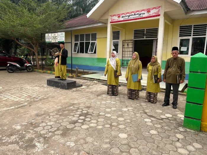 Peringati Hari Kesaktian Pancasila, MIN 1 Muaro Jambi Gelar Upacara Khidmat Bersama Guru dan Staf