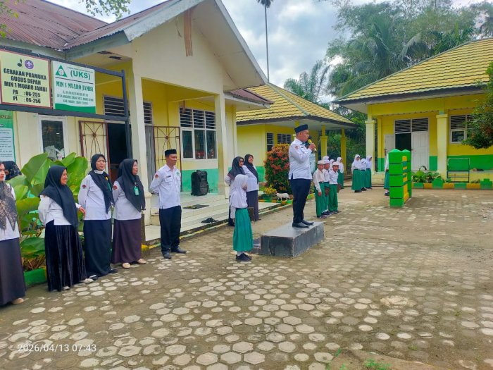 Potret Semangat Siswa MIN 1 Muaro Jambi dalam Upacara Bendera Bersama Muhammad Ridwan, SP.i