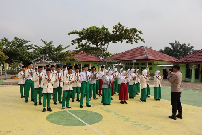 Usai Upacara, Tim SATBINMAS Polres Batang Hari Bakar Semangat OSIM dan Ketua Kelas MTsN 1 Batang Hari Lewat Ice Breaking Ceria