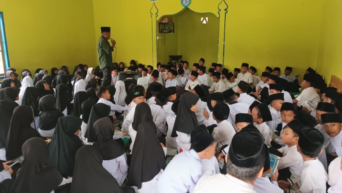 Yasinan di Mushola, Siswa MIN 4 Tebo Tetap Khusyuk Meski Berdesakan Yasinan di Mushola, Siswa MIN 4 Tebo Tetap Khusyuk Meski Berdesakan