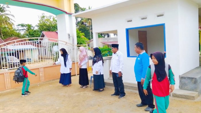 Disiplin Dimulai dari Gerbang: Guru MIN 4 Tebo Sambut Siswa di Pagi Hari dengan Senyum dan Keteladanan Tepat Waktu