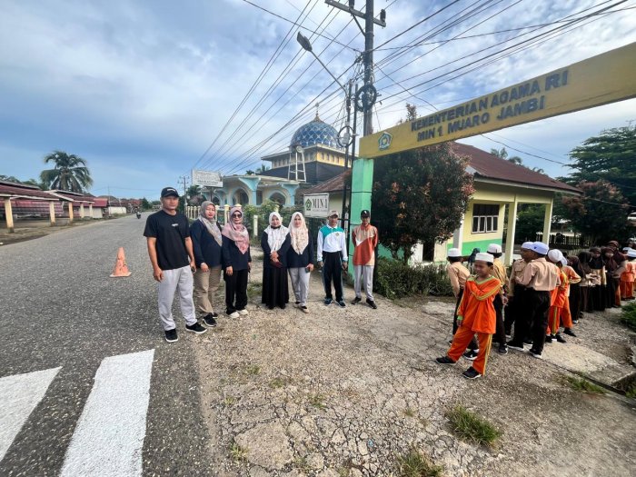 Jalan Santai Ceria MIN 1 Muaro Jambi: Sehat Bersama, Kompak Selalu Jalan Santai Ceria MIN 1 Muaro Jambi: Sehat Bersama, Kompak Selalu