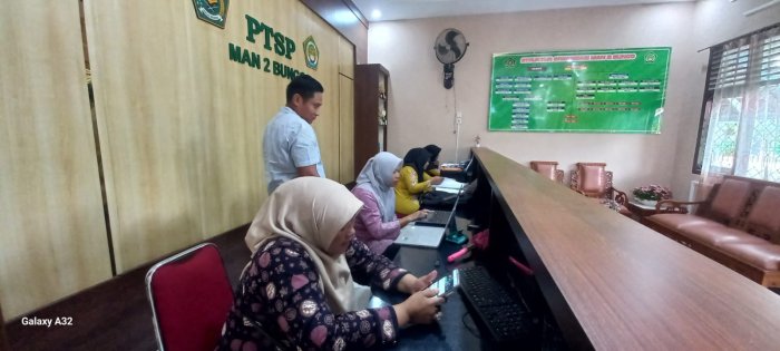 Kepala MAN 2 Bungo Bersama Operator Kompak Mengisi EDM untuk Peningkatan Mutu Madrasah Kepala MAN 2 Bungo Bersama Operator Kompak Mengisi EDM untuk Peningkatan Mutu Madrasah