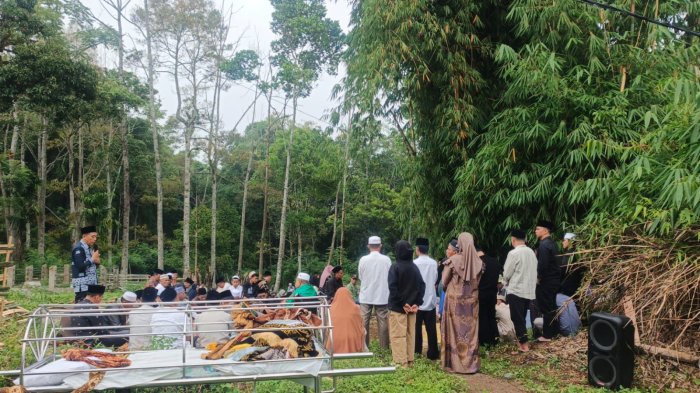 Keluarga Besar MAN 1 Kerinci Turut Menghadiri Prosesi Pemakaman Suami Kepala TU Keluarga Besar MAN 1 Kerinci Turut Menghadiri Prosesi Pemakaman Suami Kepala TU