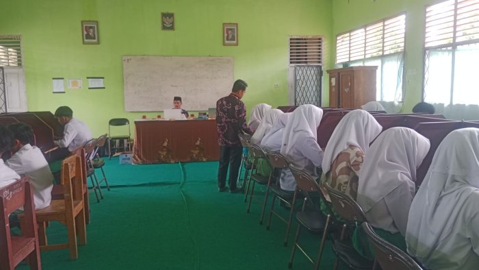 Siswa MTs Miftahul Huda Ikuti TKA di MTsN 5 Tebo dengan Tertib dan Lancar