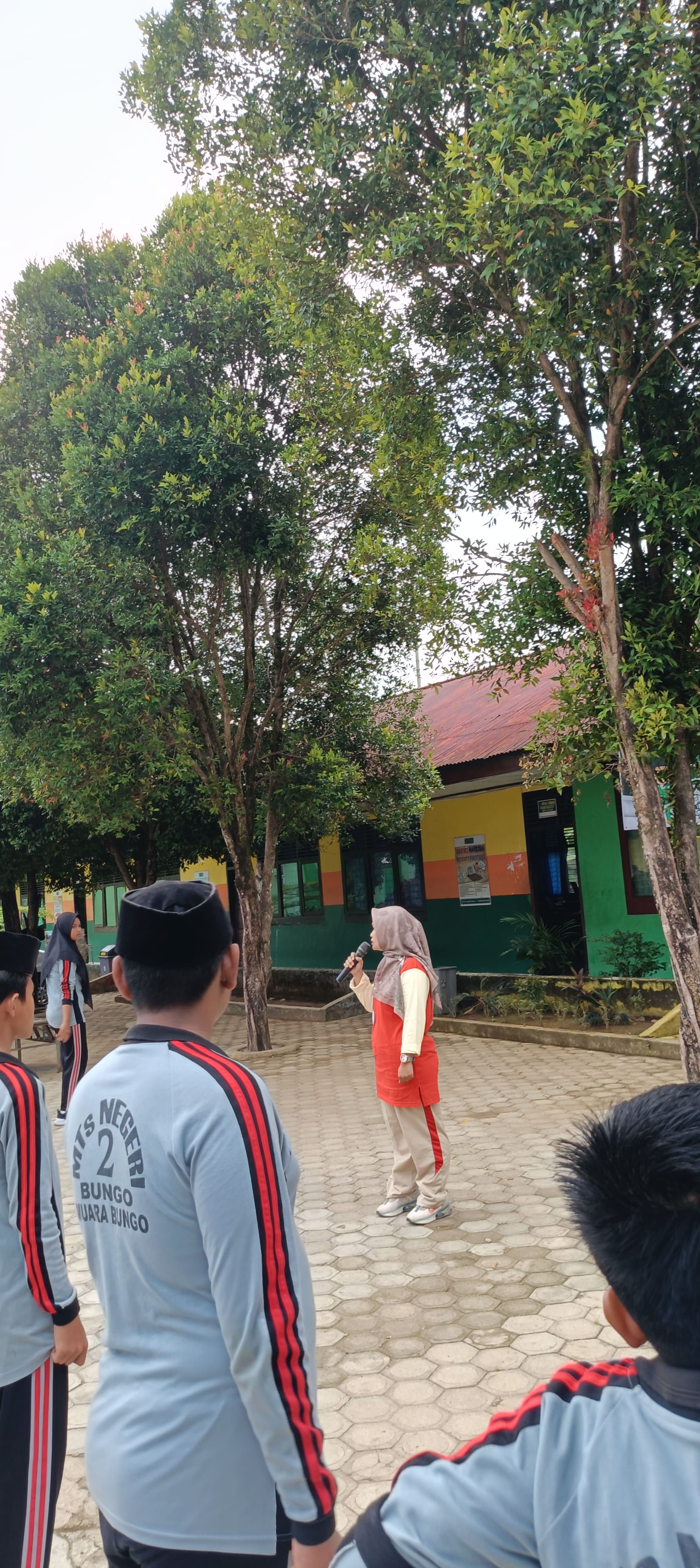 SISWA MTsN 2 BUNGO DIMINTA TETAP DI TEMPAT USAI SENAM PAGI SISWA MTsN 2 BUNGO DIMINTA TETAP DI TEMPAT USAI SENAM PAGI