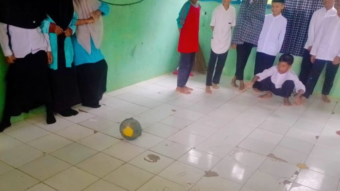 Hujan Tak Halangi Kreativitas, PJOK Kelas 6B MIN 4 Tebo Ganti Praktek Lapangan dengan Permainan Akurasi di Dalam Kelas