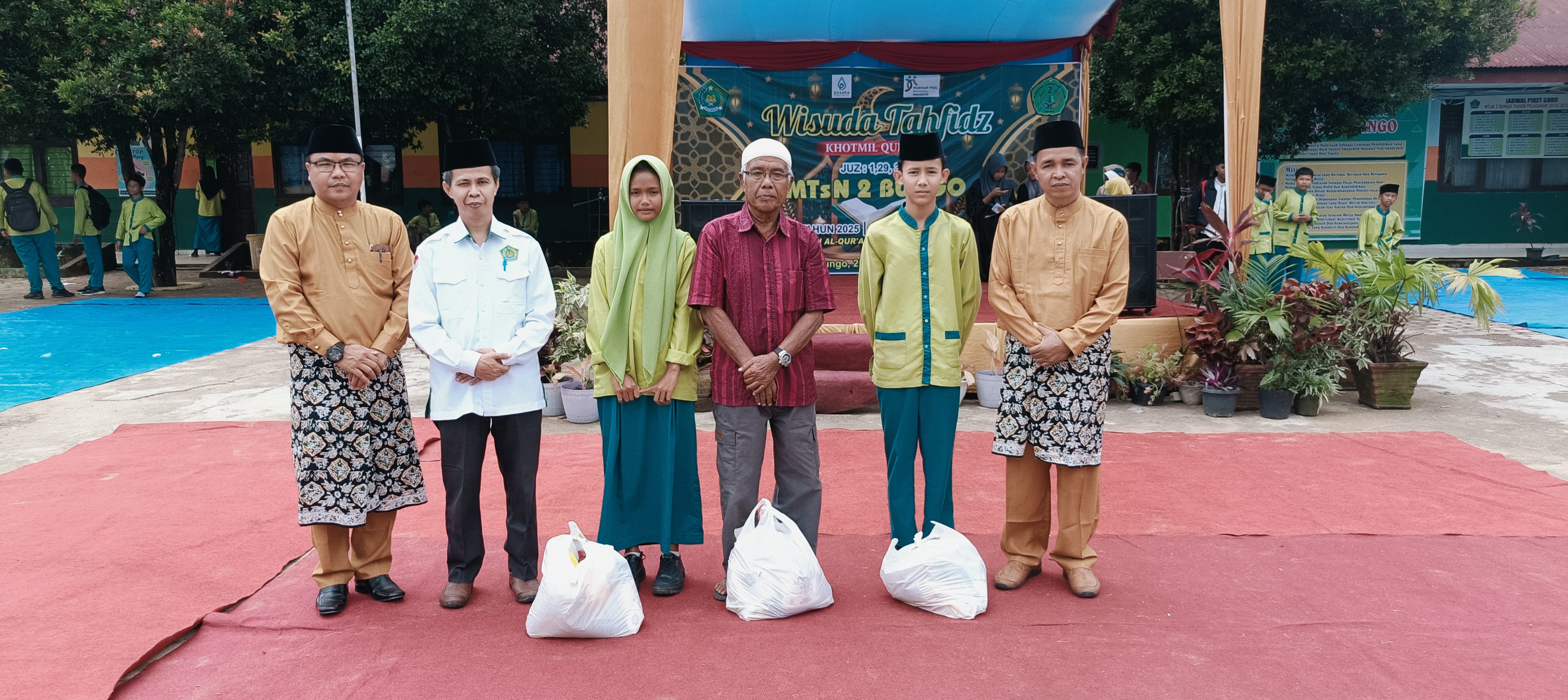 PENYALURAN ZAKAT OLEH MTsN 2 BUNGO PENYALURAN ZAKAT OLEH MTsN 2 BUNGO