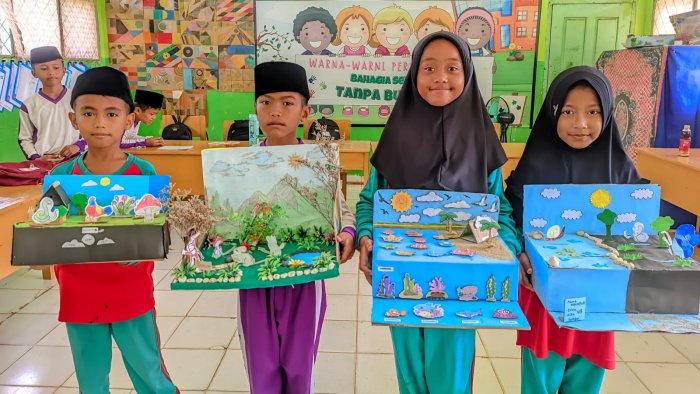 Siswa 5B MIN 4 Tebo Hidupkan Jaring-Jaring Makanan dalam Karya 3 Dimensi.