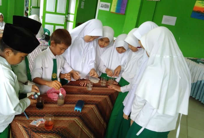 Asyiknya Belajar Sambil Bereksperimen Siswa MIN 3 Kerinci Laksanakan Praktikum IPA di Kelas Asyiknya Belajar Sambil Bereksperimen Siswa MIN 3 Kerinci Laksanakan Praktikum IPA di Kelas