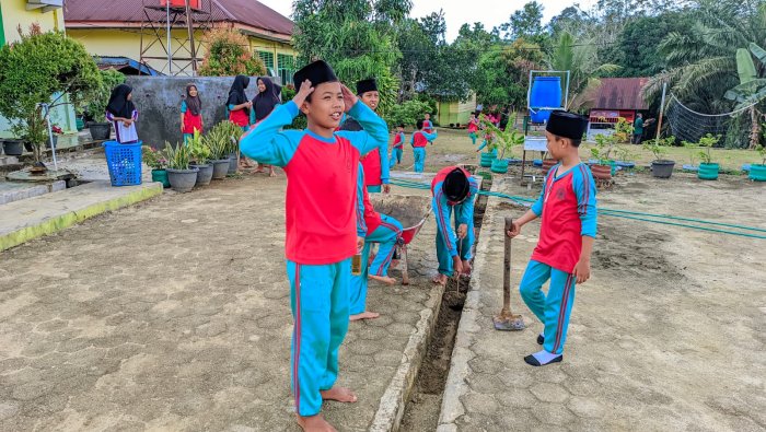 Guru dan Siswa MIN 4 Tebo Gotong Royong Bersihkan Lingkungan Usai ASAS