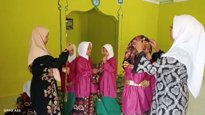 Tim Tari Kontingen Jamran MIN 4 Tebo Lakukan Fitting Kostum Tim Tari Kontingen Jamran MIN 4 Tebo Lakukan Fitting Kostum