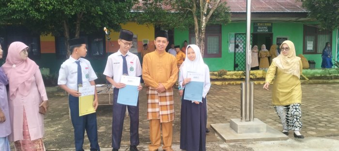 Prestasi Membanggakan di HAB ke-80 Kemenag, Kepala MTsN 2 Bungo Serahkan Piagam kepada Siswa Berprestasi