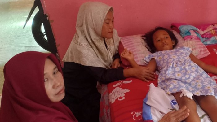Wali Kelas 2A MIN 4 Tebo Lakukan Kunjungan kepada Siswi yang Jalani Rawat Jalan