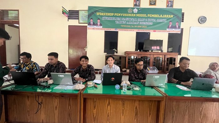 Guyuran Hujan Deras Tak Goyahkan Ketegapan Tim IT, Ujian Hari Ketujuh Tetap Berjalan Sempurna