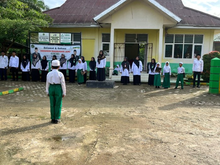Upacara Bendera Senin di MIN 1 Muaro Jambi: Sri Puji Astuti Beri Amanat Terkait Kedisiplinan dan Kebersihan Upacara Bendera Senin di MIN 1 Muaro Jambi: Sri Puji Astuti Beri Amanat Terkait Kedisiplinan dan Kebersihan