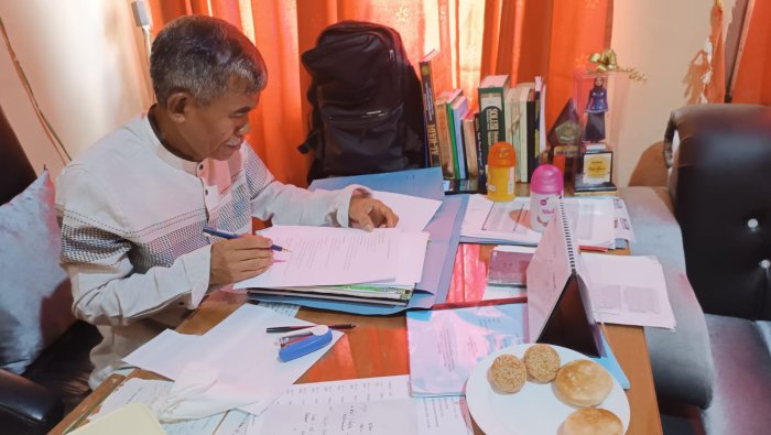 Kepala MIN 4 Tebo Kembali Periksa Kelengkapan Bukti Dukung PKKM Kepala MIN 4 Tebo Kembali Periksa Kelengkapan Bukti Dukung PKKM