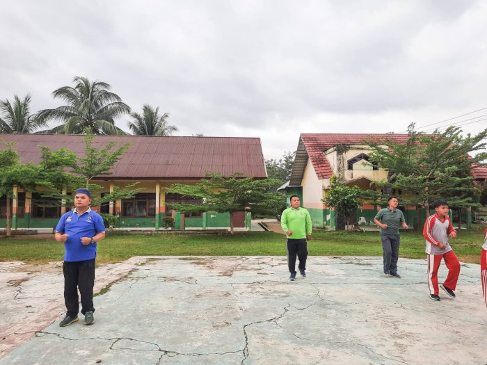 H. Afriwal, Guru Senior MTsN 1 Bungo, Ikuti Senam Pagi Bersama Warga Madrasah untuk Optimalkan Kesehatan H. Afriwal, Guru Senior MTsN 1 Bungo, Ikuti Senam Pagi Bersama Warga Madrasah untuk Optimalkan Kesehatan