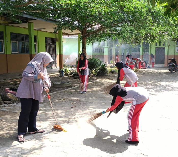 Teladan Nyata dari Kurikulum: Ibu Elfira Zuhria, S.Pd.I., Ajak Siswi MTsN 1 Bungo Jaga Kebersihan Lingkungan Teladan Nyata dari Kurikulum: Ibu Elfira Zuhria, S.Pd.I., Ajak Siswi MTsN 1 Bungo Jaga Kebersihan Lingkungan