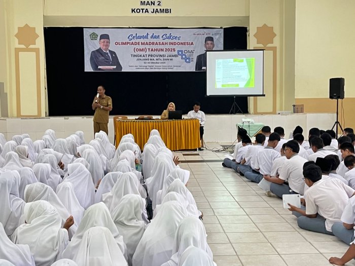 MAN 2 Kota Jambi Apresiasi DLH Kota Jambi dalam Edukasi Pengolahan Sampah di Kegiatan P5RA