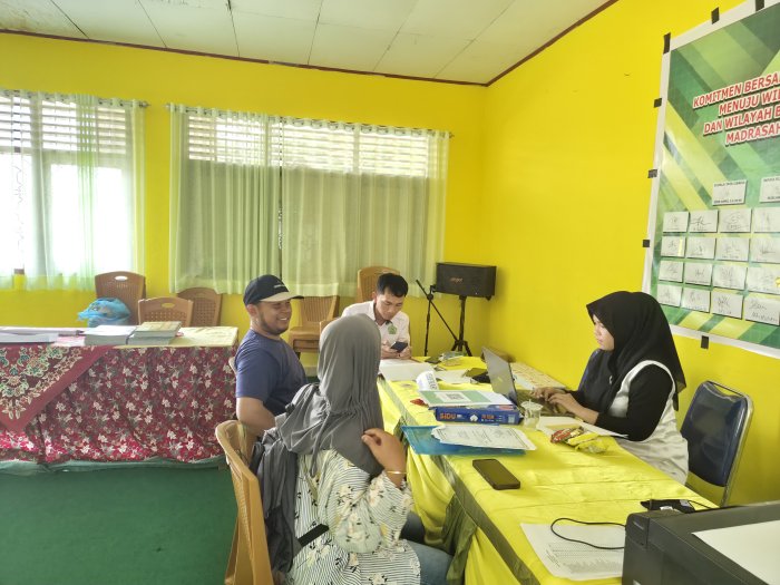 Hari Kedua PMBM MTsN 2 Bungo: Antusiasme Wali Murid Tak Surut, Panitia Layani dengan Prima