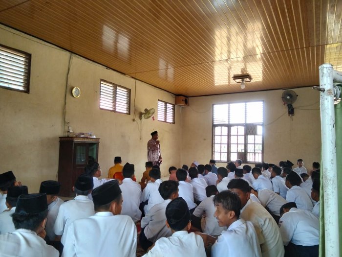Guru BK MTsN 2 Bungo Bina Karakter Siswa Usai Salat Zuhur Guru BK MTsN 2 Bungo Bina Karakter Siswa Usai Salat Zuhur