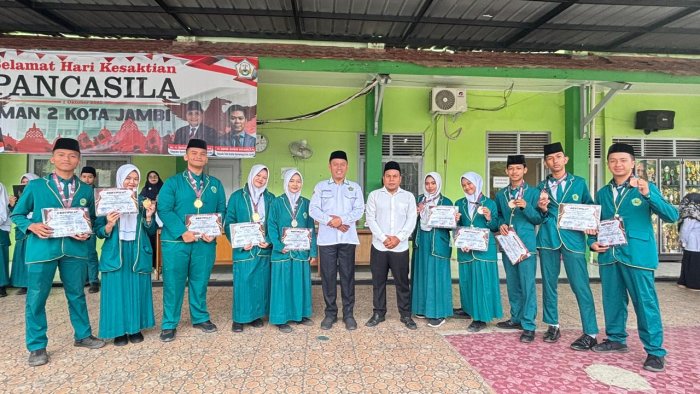 Prestasi Boleh Di-Rayain, Tapi Jangan Cepat Puas! Pesan Inspiratif di Upacara MAN 2 Kota Jambi Prestasi Boleh Di-Rayain, Tapi Jangan Cepat Puas! Pesan Inspiratif di Upacara MAN 2 Kota Jambi