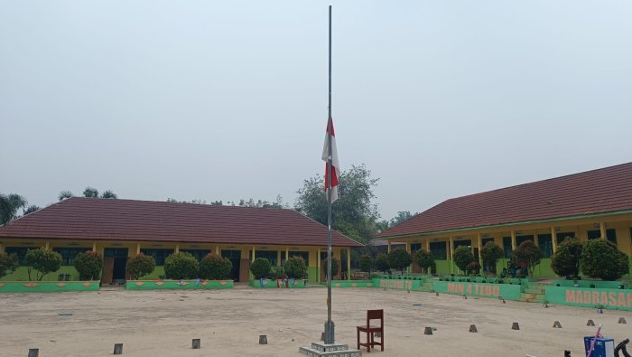 MIN 4 Tebo Kibarkan Bendera Merah Putih Setengah Tiang Jelang Peringatan Hari Kesaktian Pancasila MIN 4 Tebo Kibarkan Bendera Merah Putih Setengah Tiang Jelang Peringatan Hari Kesaktian Pancasila