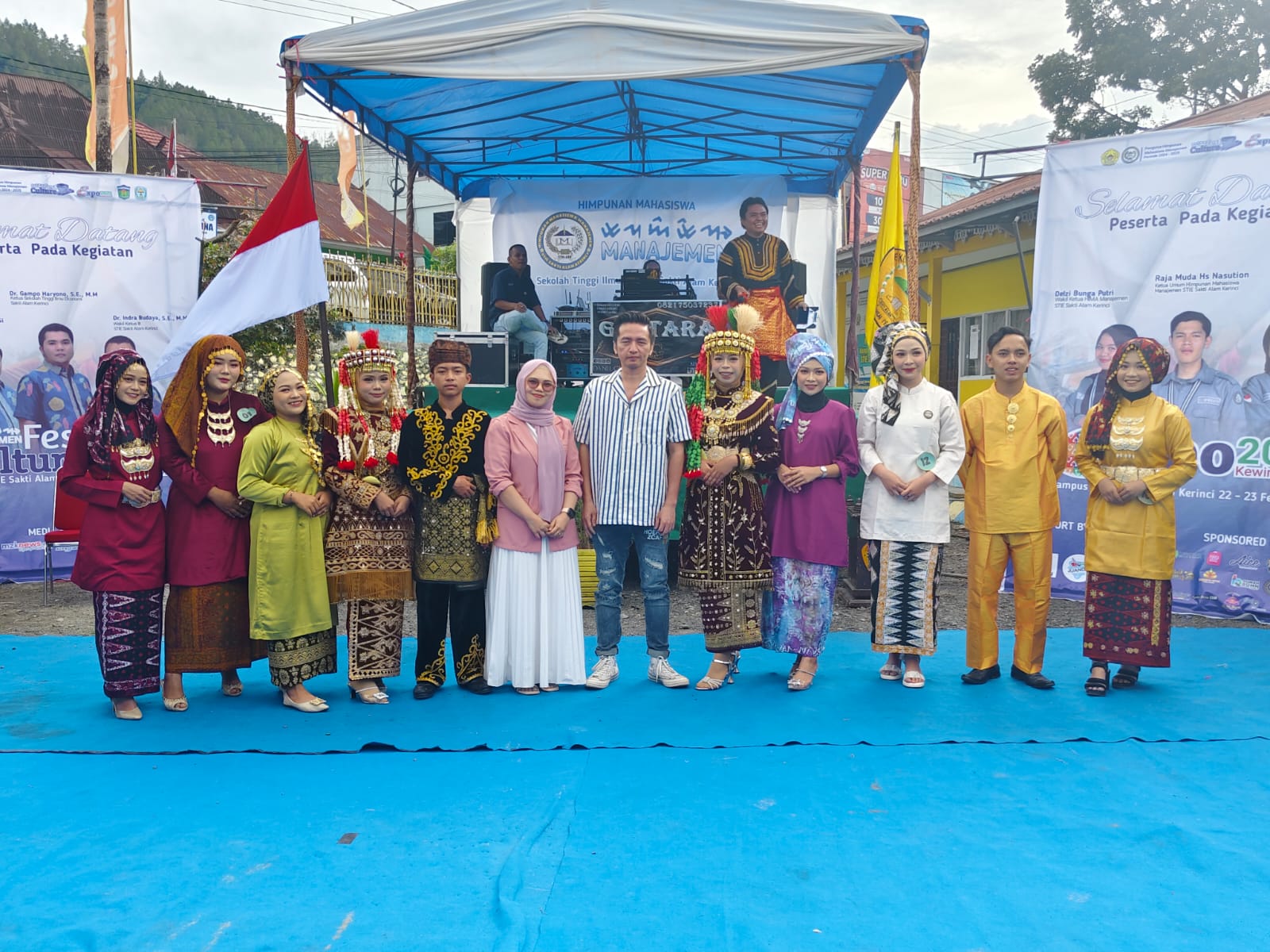 Siswa MAN 1 Kerinci Tampil Memukau di Lomba Solo Song Lagu Daerah se-Kabupaten Kota Sungai Penuh Siswa MAN 1 Kerinci Tampil Memukau di Lomba Solo Song Lagu Daerah se-Kabupaten Kota Sungai Penuh