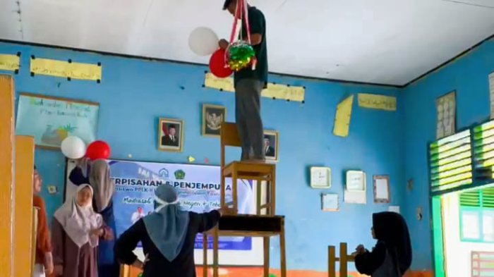 Etalase Karya Jadi Dekorasi Unik Ruang Acara Perpisahan Mahasiswa PPLK MIN 4 Tebo Etalase Karya Jadi Dekorasi Unik Ruang Acara Perpisahan Mahasiswa PPLK MIN 4 Tebo